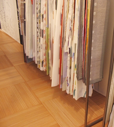 Plexwood® Toonkamer textile label showroom 2-layer parquet floor with standing glued layers of ocoumé veneer plywood