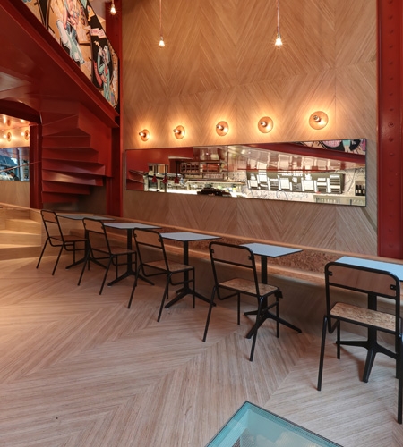 Plexwood® Charli Salé Café et restaurant à emporter dans le centre ville de Bruxelles avec des designs éclectique de modèle géométrique Plexwood