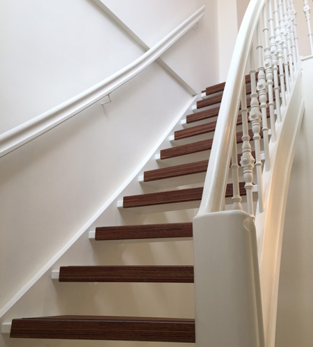 Plexwood® dunkelbraune Holztreppe Renovierung