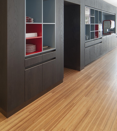 Plexwood® Avondzon detail van gelamineerd kruislaaghout type oppervlakten houten vloeren van meranti