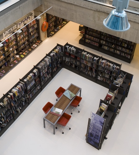 Plexwood®, DOK openbare bibliotheek, leestafel in metalen frame met meranti fineer van kops multiplex