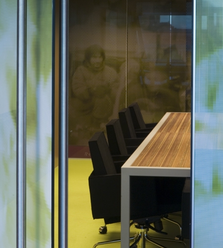 Plexwood®, DOK openbare bibliotheek, kantoor tafel detail in metalen frame met verlijmde gestreept meranti fineer toplaag