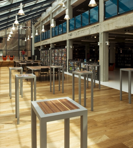 Plexwood®, DOK openbare bibliotheek, statafels in metalen constructie met meranti kops multiplex fineer