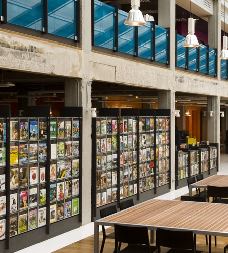 Plexwood®, DOK openbare bibliotheek, lees tafels in metalen constructie met meranti gestreept multiplex fineer