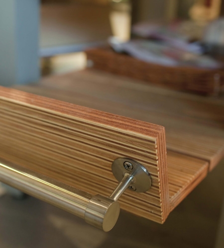 Plexwood® EkoPlaza detail of a shelve finish from pine/ocoumé green food safe reconstituted veneer plywood