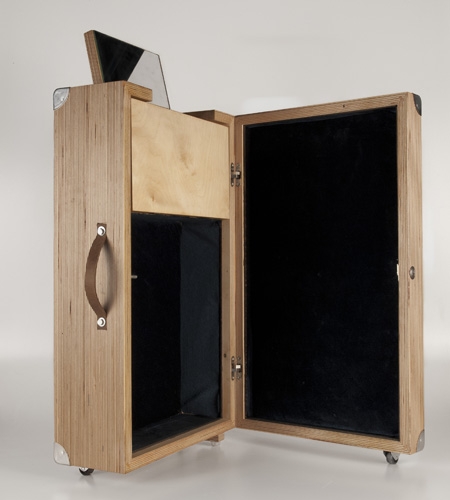 Plexwood® HOUTd détail d'une belle lune de miel entrouverte valise en Bouleau et en bois avec section de cas de beauté et mirroir