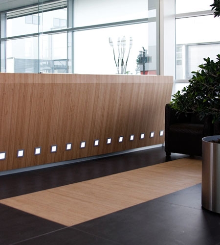 Plexwood® Koppert Machines reception desk with inlay flooring in beech modern chic design paneling en parquet