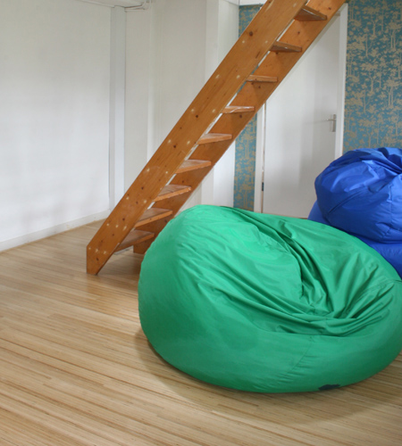 Plexwood® Movement marketing agency floor in high-end noble design veneer, detail with beanbags