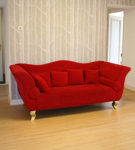 Plexwood® Movement marketing agency floor detail with red couch in solid birch reconstructed plywood
