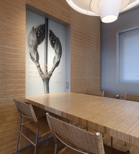 Plexwood® Menzis wall with table detail in high-end pine linear plywood veneer paneling