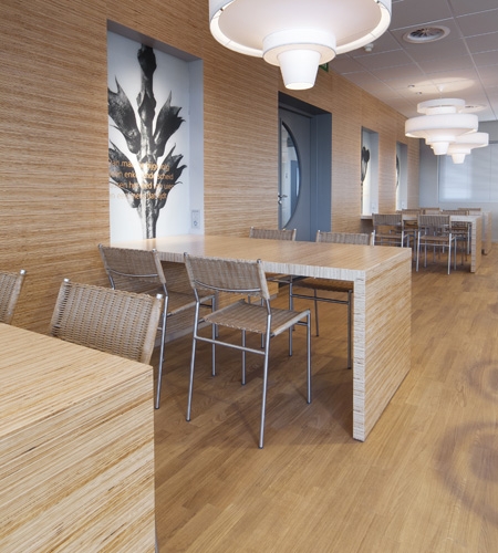 Plexwood® Menzis coffee corner overview of wall with tables in pine high-performance comprised surface veneer