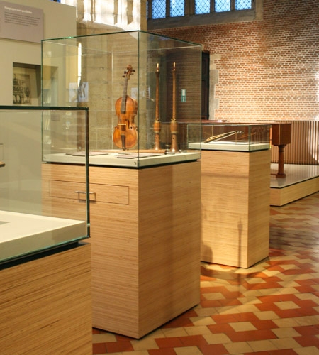 Plexwood® Museum Vleeshuis floor display cabinets in beech reconstituted short end plywood