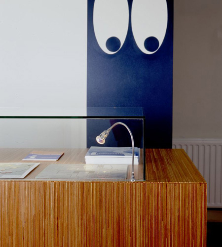 Plexwood® MuZIEum display frontal detail in ocoumé short end grain plywood veneer surface materials