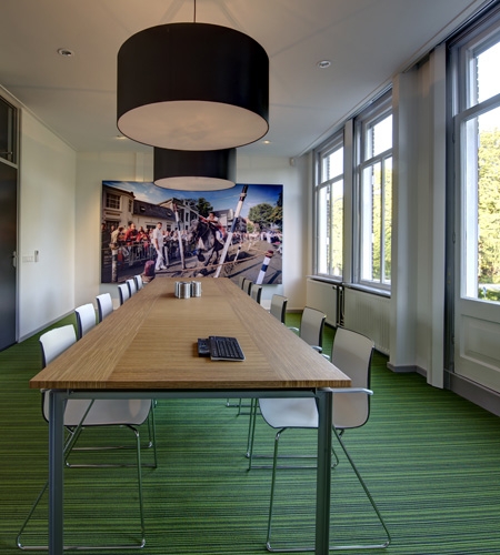 Plexwood® Nedbase geometric patterned meeting room table with sliced-up oak plywood surfacing veneer