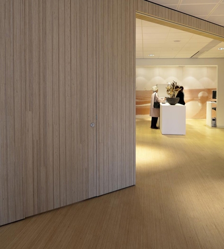 Plexwood® Rabobank openbare kantoor ruimte met vloer, wand en deur van grenen-okoumé opnieuw verlijmd en geperst multiplex