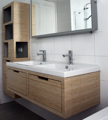 Plexwood® Amsterdam woonhuis badkamer met wand gemonteerde wastafel kasten en wand gemonteerde opbergkast van vuren