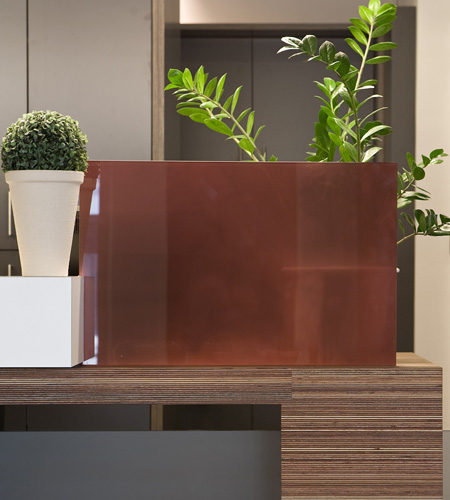 Plexwood® Twekkelerveld detail of a fresh visitor's reception desk in meranti laminated multi-layer sandwich veneers