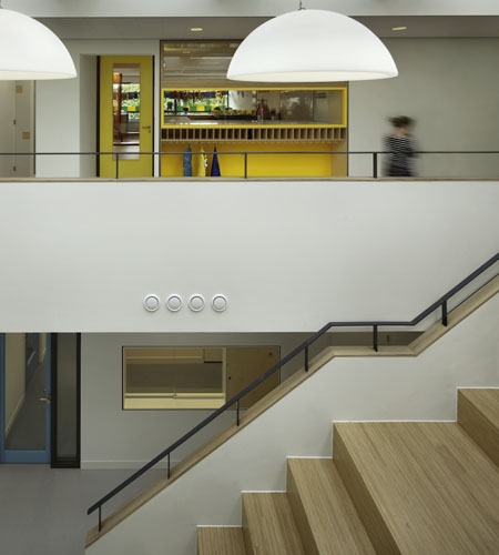 Plexwood®, Van Brienenoord school, detail van kenmerkende trappengat met leuning met berken kops multiplex fineer