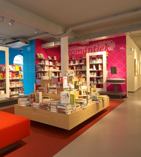 Plexwood® openbare bibliotheek Vianen, detail van een boekenkast op wielen van grenen toplaag multiplex fineer