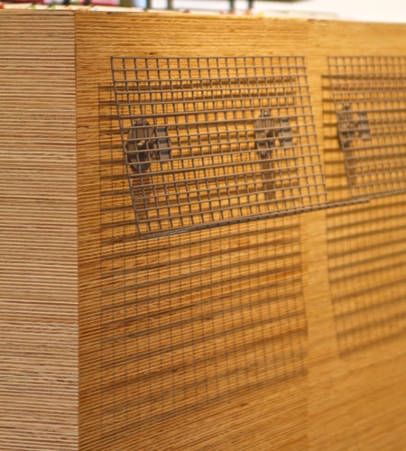 Plexwood® openbare bibliotheek Vianen, detail van een vloer display-kast voor kunstwerken gemaakt van fijn gestreept grenen hout