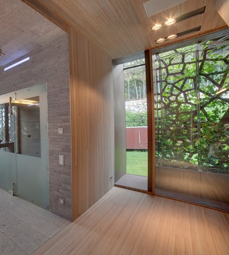 Plexwood® Residential hallway floor, walls with cabinet and ceiling with integrated lights in meranti surface ply veneer