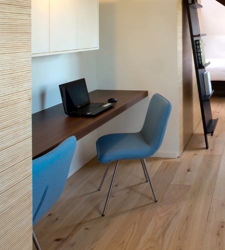 Plexwood® Villa Polder architectural home wall detail in pine/ocoumé sliced-up sandwich composite ply