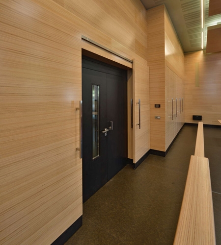 Plexwood® WBG Erfurt detail of the integrated wall cladding and incorporated sliding doors in beech single-ply veneer