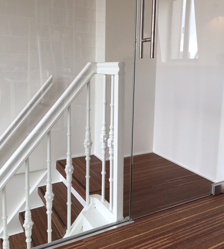 Plexwood® Treppe Detail Treppenstufe umfasst in Holz