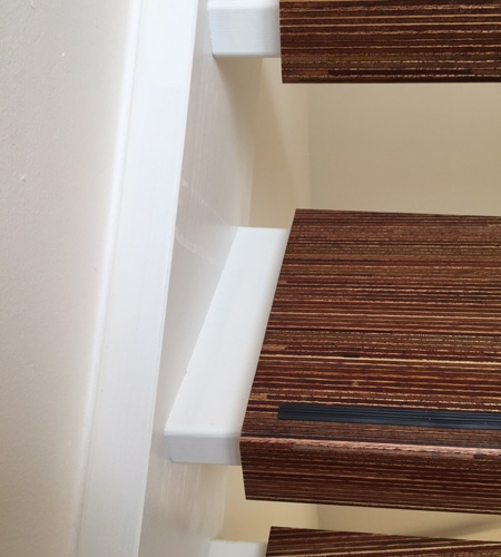 Plexwood® Meranti Holztreppe mit Grafik Treppenstufen