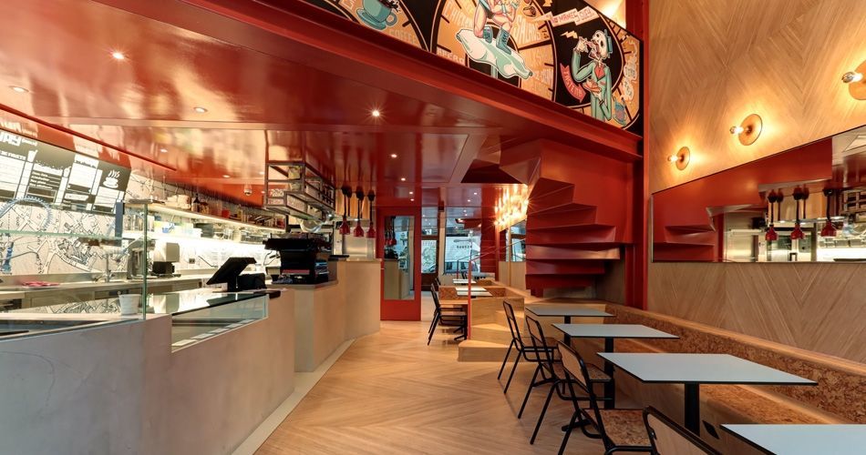 Plexwood® Charli Salé restaurant intérieur moderne et industriel avec murs et sols en modèle de contreplaqué