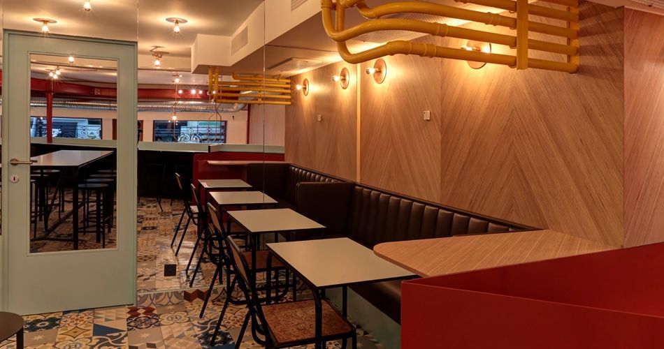 Plexwood® Charli Salé restaurant et boulangerie, modèle de chevron sur murs et sols réalisés en contreplaqué de bouleau