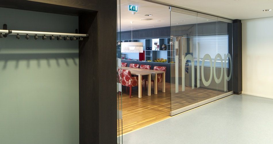 Plexwood® Avondzon bejaardenverzorgingstehuis ingang vloer van architectonisch aangepast samengesteld meranti multiplex