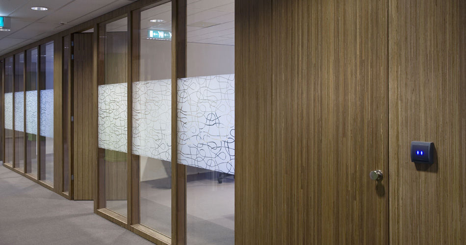 Servicio a la infancia (Jeudzorg) Utrecht Meranti sostenible para la puerta del pasillo institucional aplicación interior arquitectónico