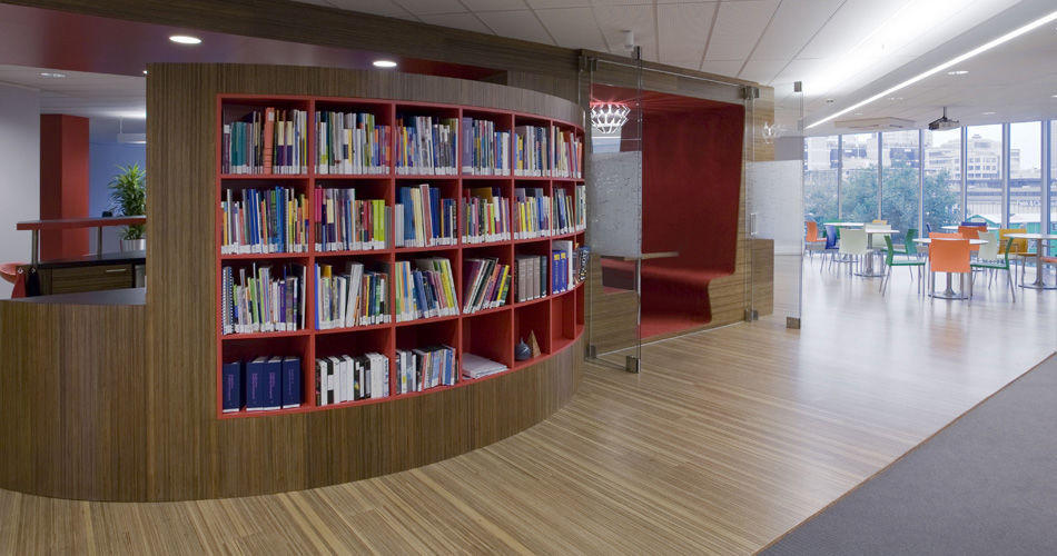 Servicio de infancia comedor con sillas incorporadas con mesa en meranti remodelación intercalada de paneles de chapa de madera