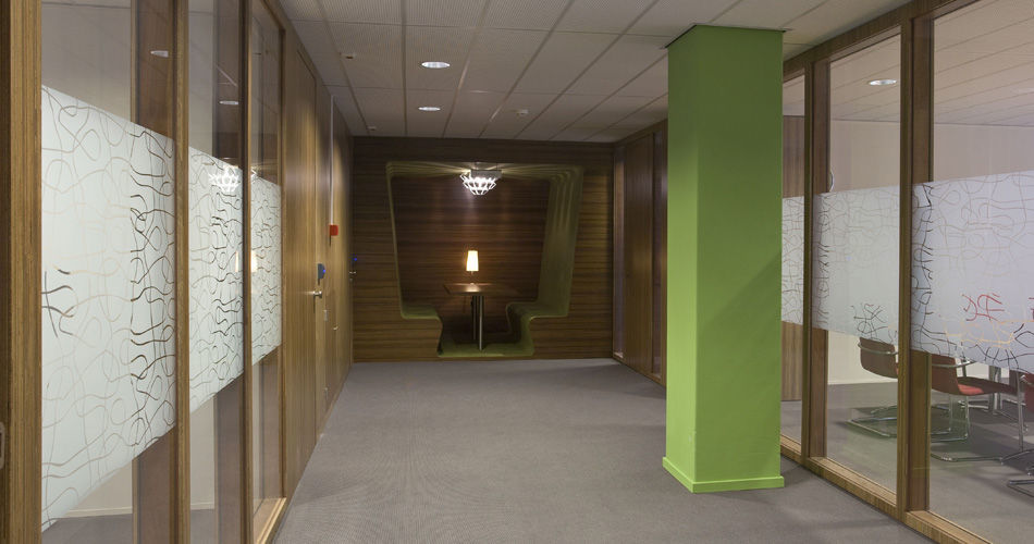 Servicios a la infancia HQ Utrecht asientos integrados en el pasillo en meranti natural elegante trabajo de madera hecho a solicitud