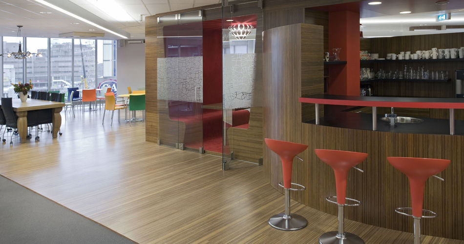 Servicios a la infancia detalle de una café bar en meranti panel de chapa de madera curvado contrachapado