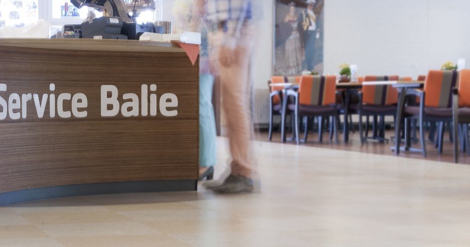Plexwood® Maison de retraite De Beerendonck salle d'examen mur, salle divisant meubles et cantine devant meranti