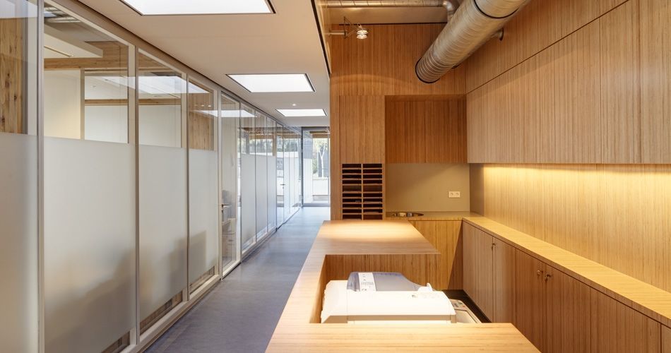 Plexwood® De Nieuwe Ooster open hallway room with bespoke cabinetry of birch ply edges