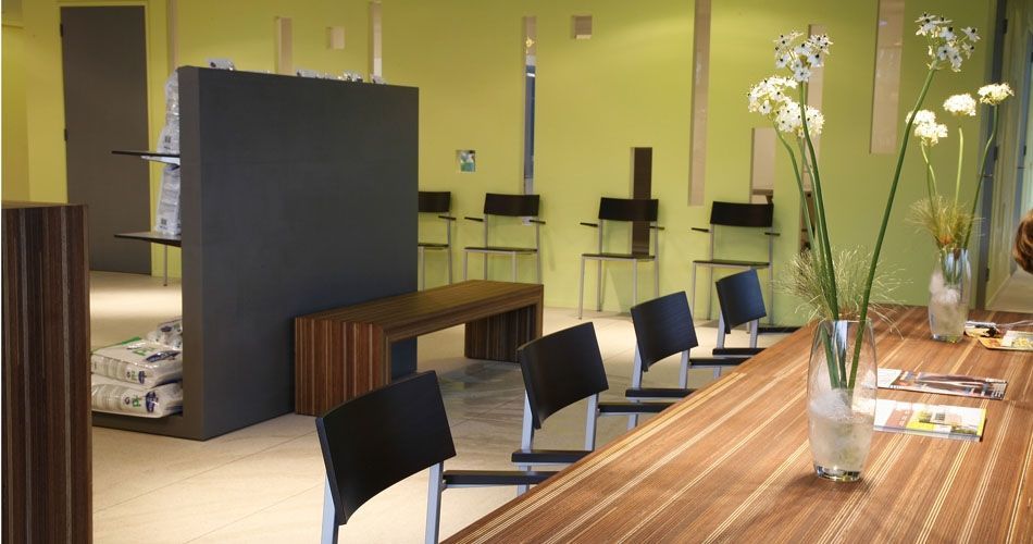 Plexwood® Pet Vet Deventer table and visitor bench in meranti short end plywood veneer