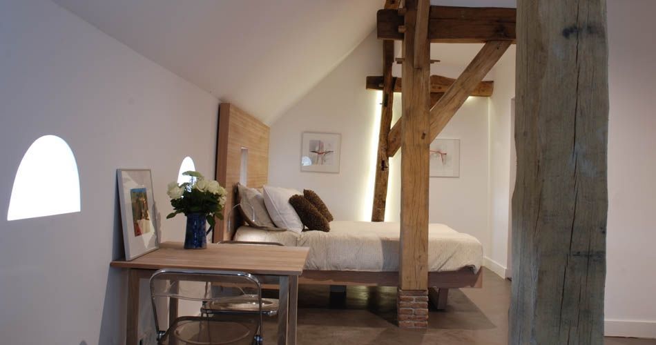 Plexwood® Bed & Breakfast ‘De Vijf Suites' bed with side-tables in cross-banded ocoumé veneered plywood