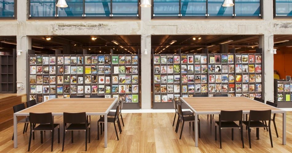 Plexwood®, DOK openbare bibliotheek, lees tafels in een metalen frame bekleed met een meranti fineer