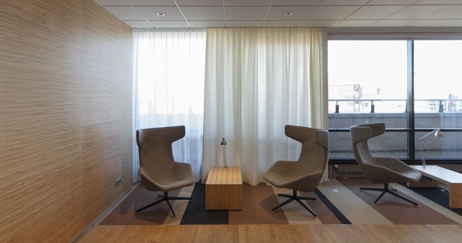 Plexwood® Menzis wall cladding and coffee table for coffee corner in pine re-striping plywood