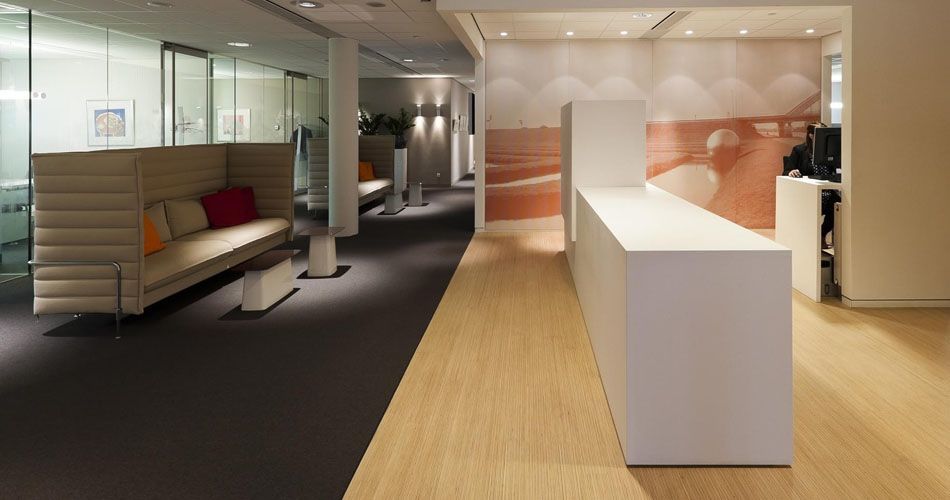Plexwood® Rabobank Lochem openbare kantoor ruimte twee-laags parketstrook vloer van grenen-okoumé multiplex fineer