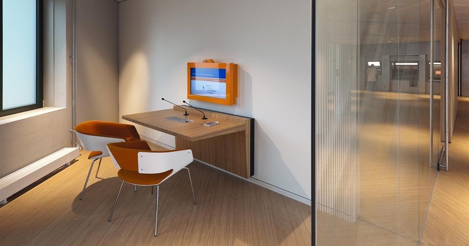 Plexwood® Rabobank technische parketstrook vloer en wand gemonteerde computertafels van grenen-okoumé multiplex