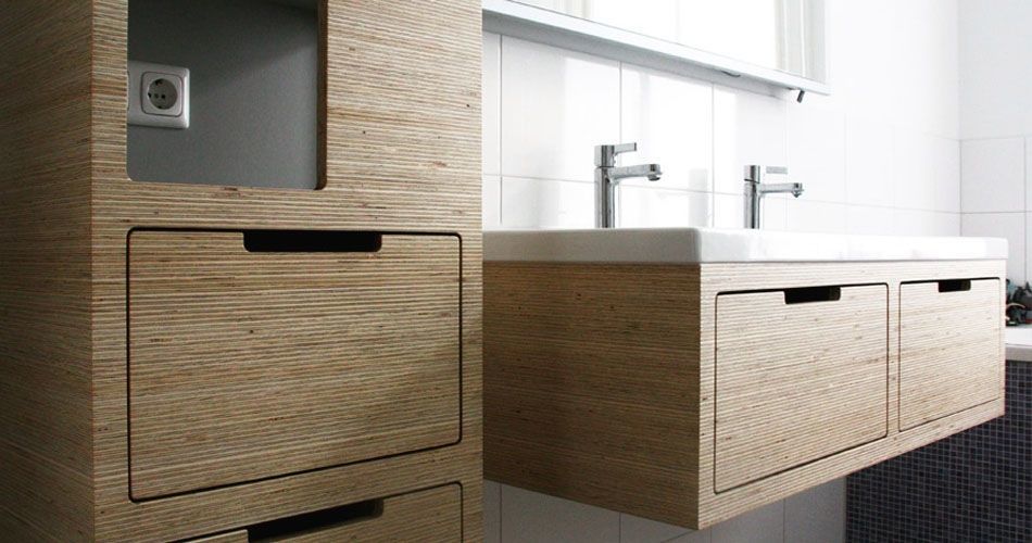 Plexwood® Amsterdam woning project met open kasten met schappen en wand gemonteerde wastafel van vuren