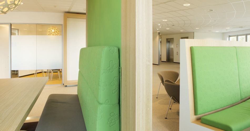 Plexwood® Staatsbosbeheer ingebouwde bankjes met vaste tafels van eiken oppervlakte materialen