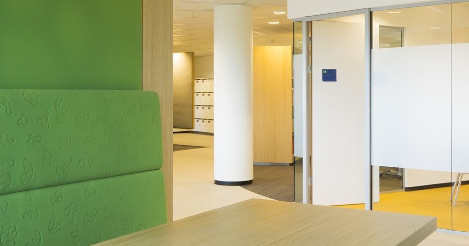 Plexwood® Staatsbosbeheer tafel close-up met wand van samengesteld eiken multiplex fineren
