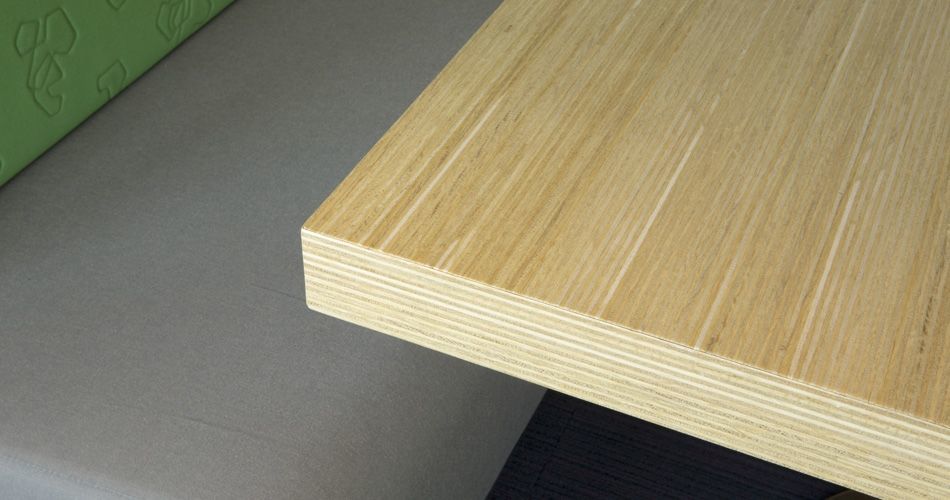 Plexwood® Staatsbosbeheer vast tafelblad rand detail van gereconstrueerde eiken fineer lagen