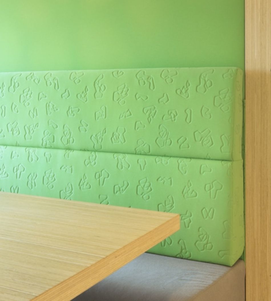 Plexwood® Staatsbosbeheer close-up zitbanken en tafel van samengesteld ecologisch eiken multiplex