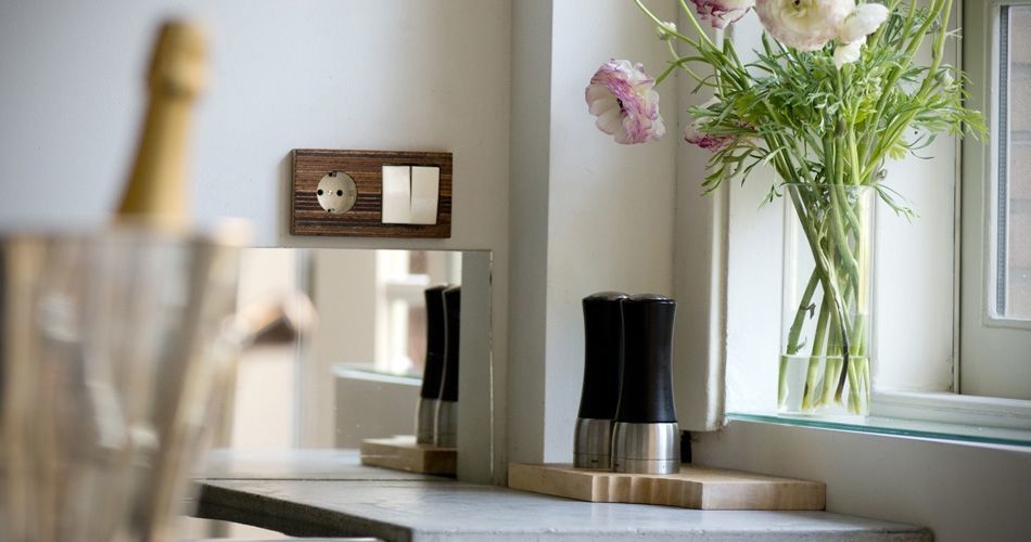Plexwood® Suit'd Company Erik Boogerd Méranti bord plis fine ligne fraisé cnc couvre éléctricité
